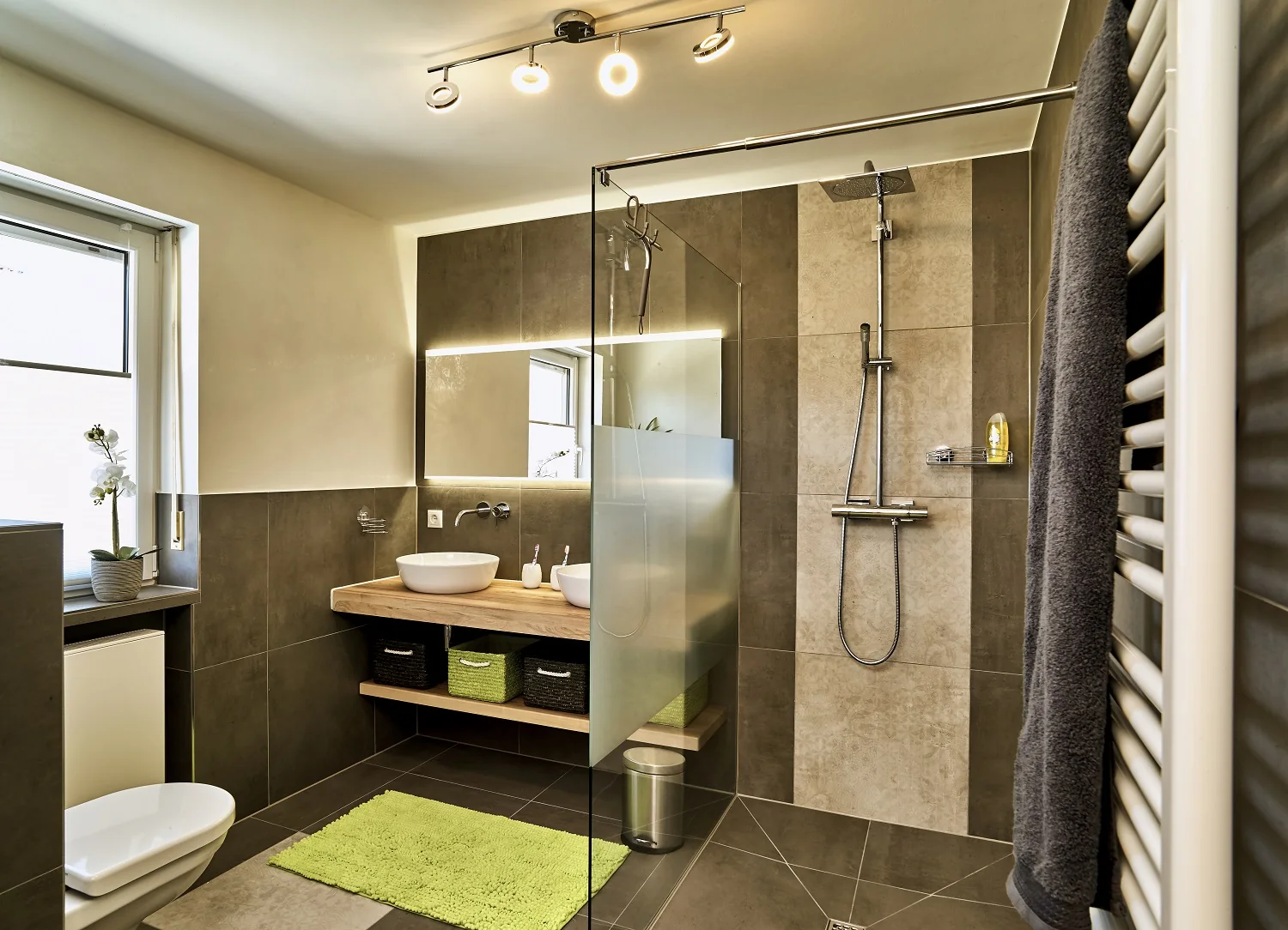 Modernes Badezimmer mit verglaster Dusche und Waschtisch