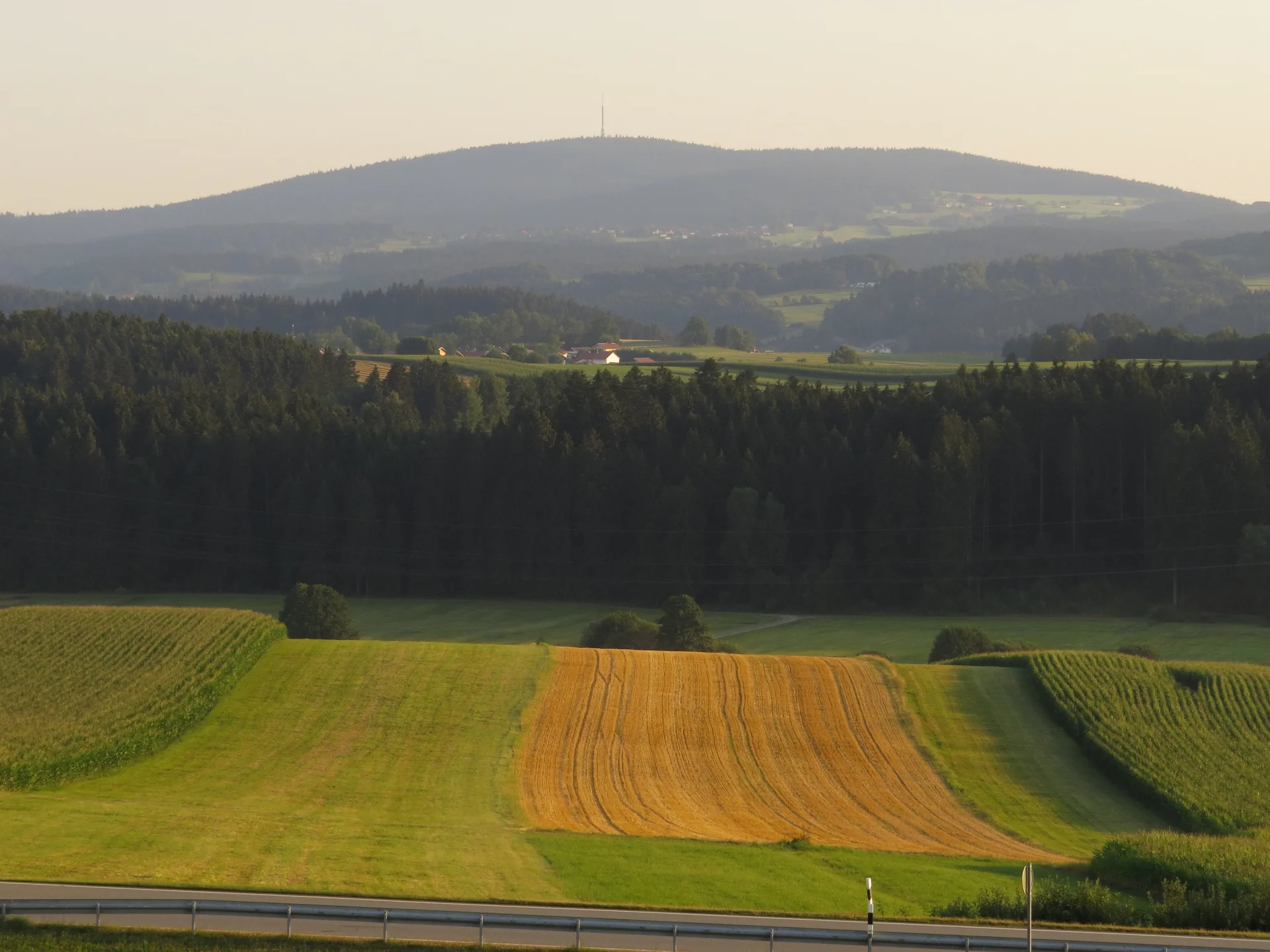 Goldene Felder und Waldhügel vor dem Brotjacklriegel, aufgenommen von Kirchdorf im Wald