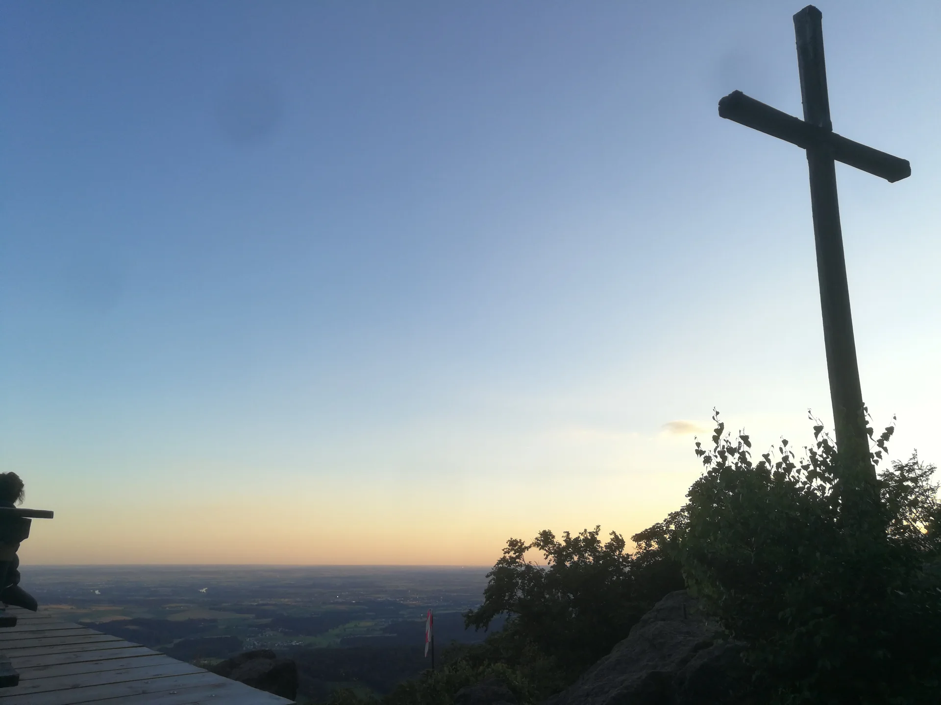 Gipfelkreuz des Büchelsteins und Abendhimmel über dem Donautal, Aufnahme 2020