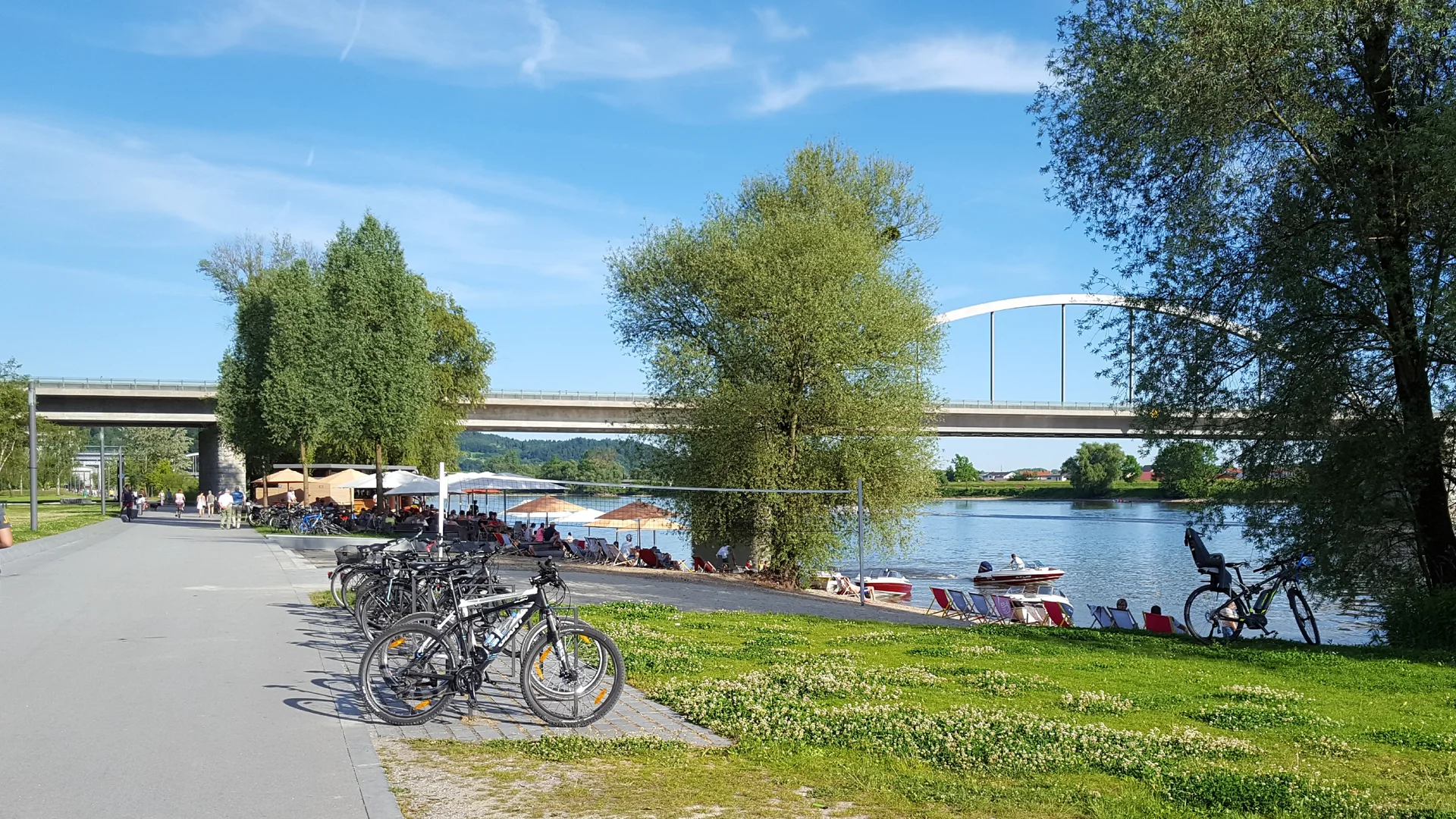 Radfahrer und Spaziergänger an der Donaupromenade in Deggendorf