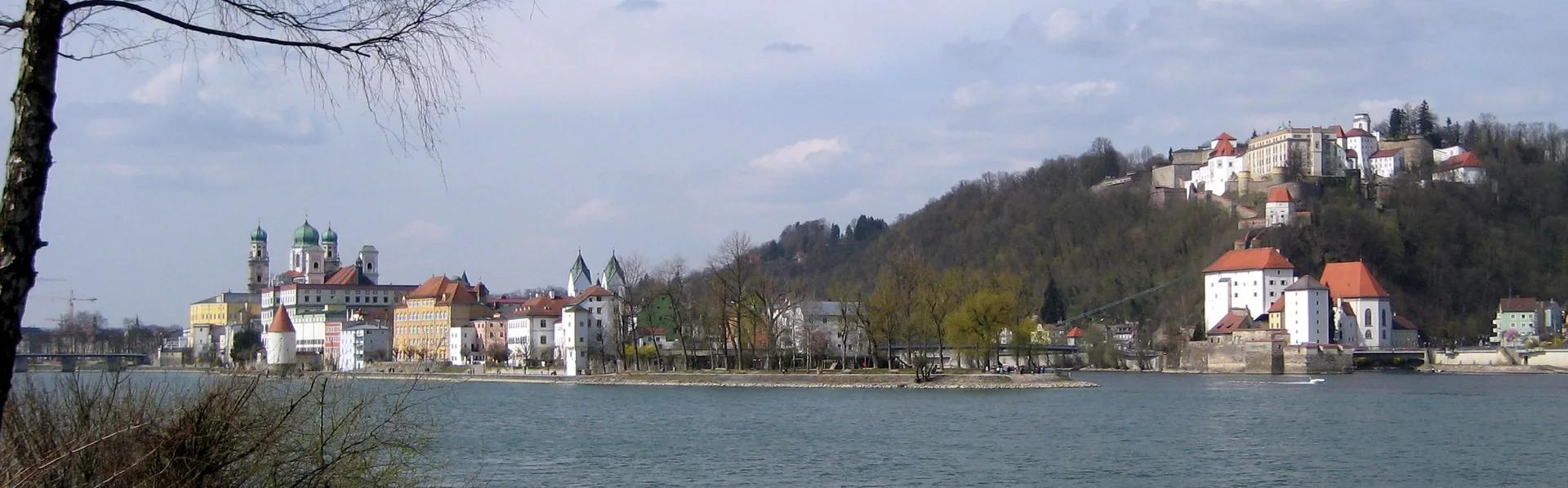 Blick auf Passaus Altstadt am Dreiflüsseeck und die Veste Oberhaus