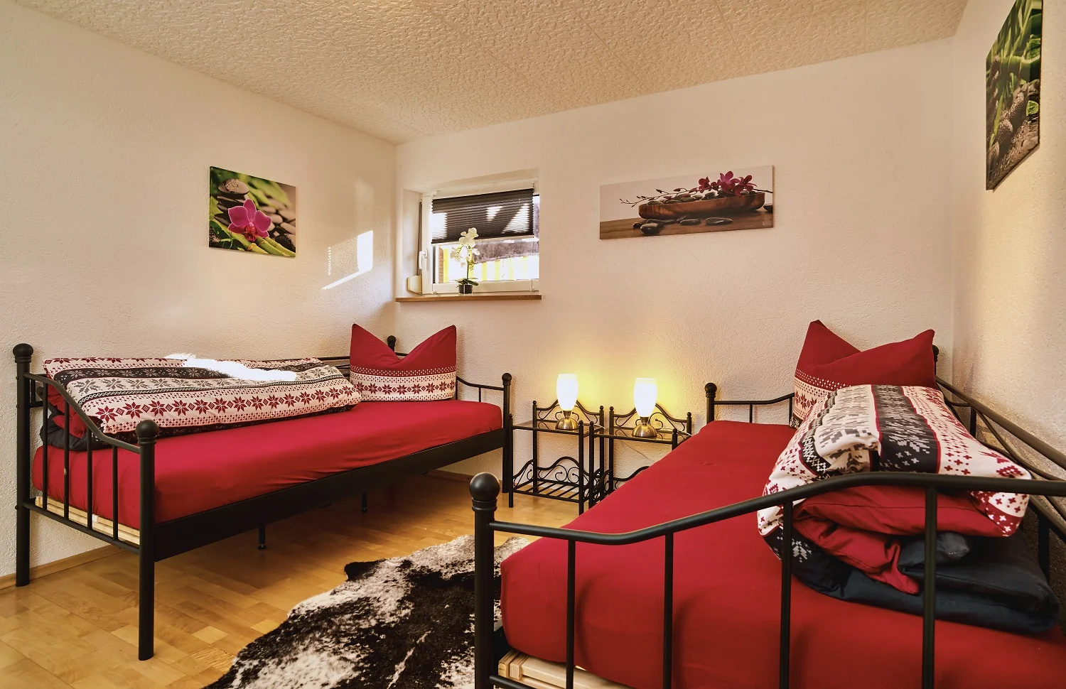 Schlafzimmer mit zwei getrennten Einzelbetten